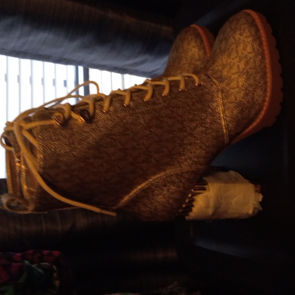Brand new Michael Kors Boots size 9. Gold in color - Picture 3 of 3